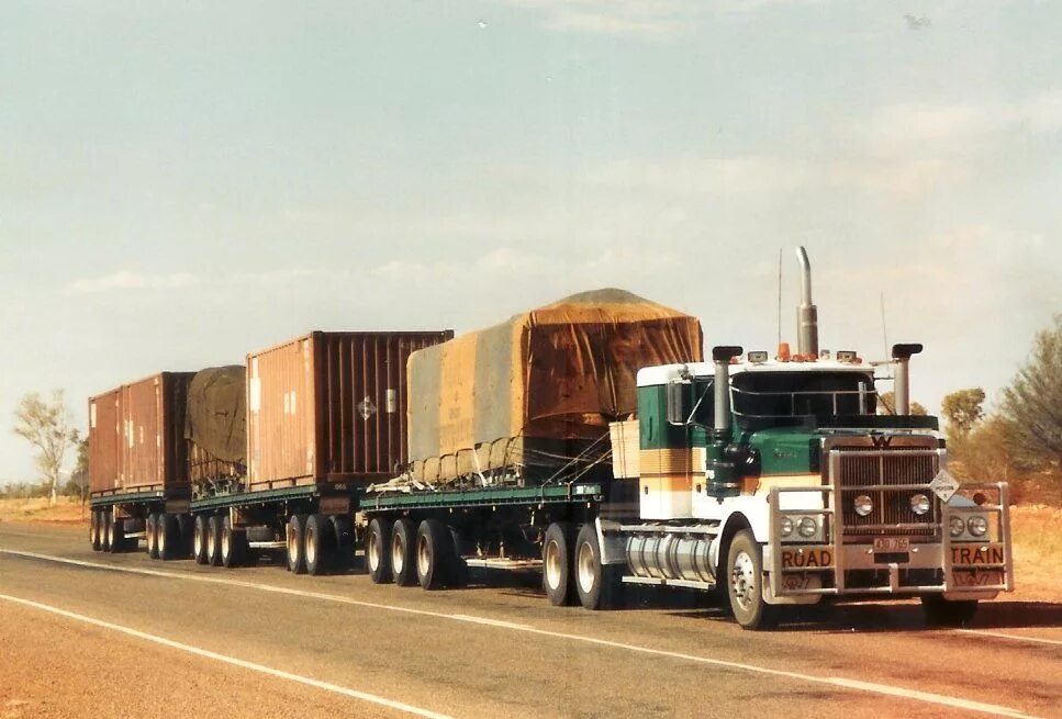 Седельный автопоезд. Freightliner Road Train 70х. Грузовик Road Train 2010. Автопоезда седельные и прицепные. Австралийские автопоезда двадцатого века.