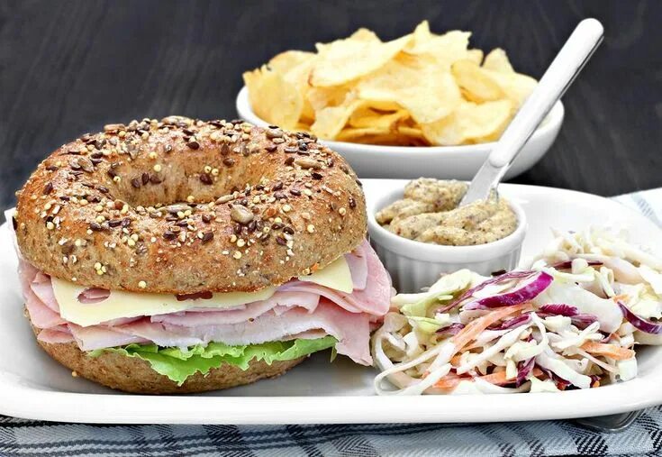 Bagel saumon, aneth, avocat, radis et graines germées - Plus une miette Stylisme