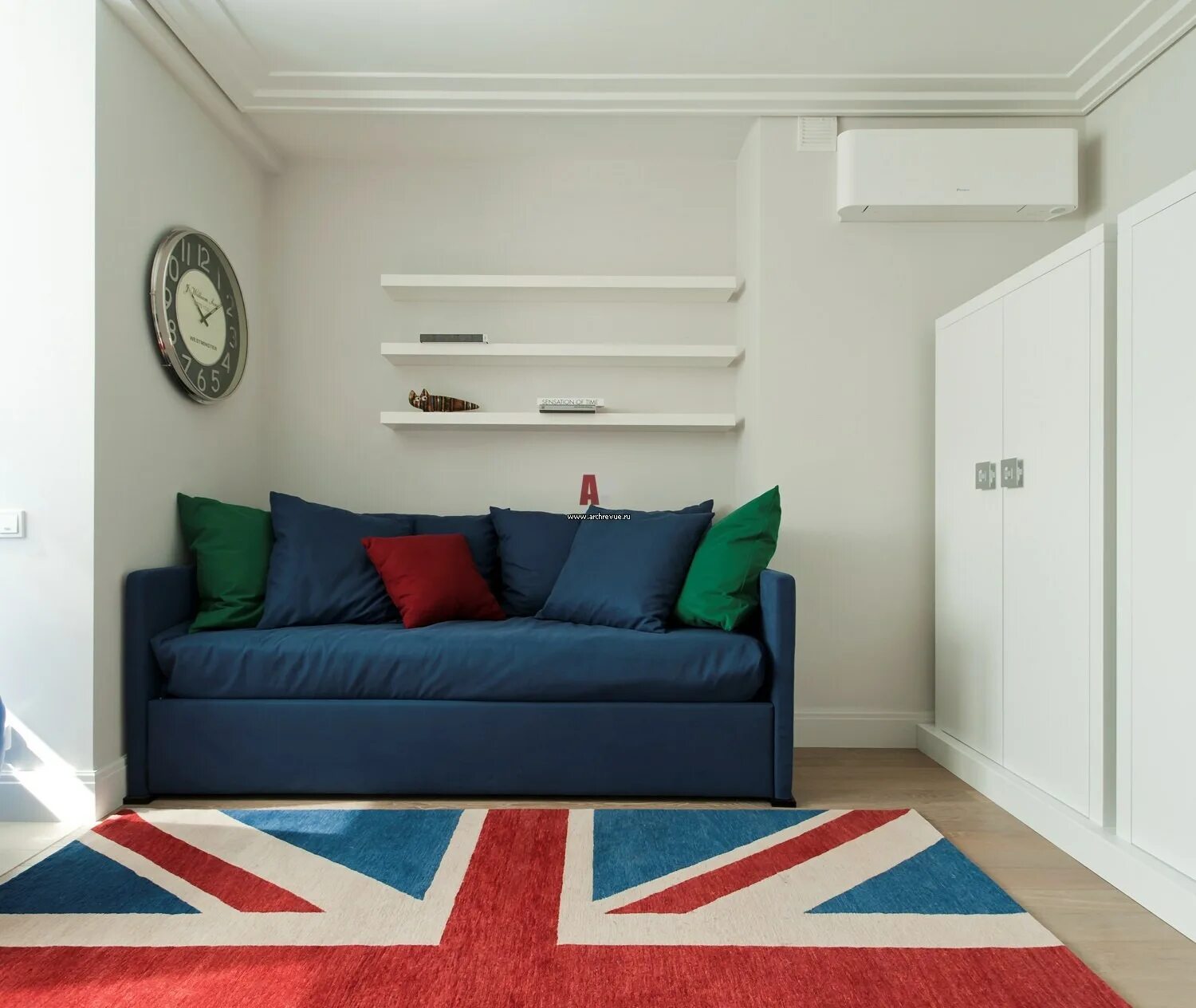 Комната мальчика диван. Детская в морском стиле. Диван в маленькую комнату. Современный диван для подростка. Комната мальчика диван.