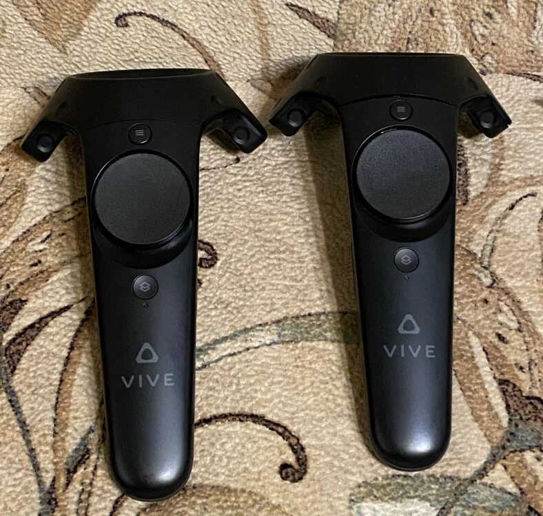 Htc vive 1. Контроллер HTC. HTC Vive Controller. HTC Vive контроллеры зарядка. HTC Vive Controller кнопки.