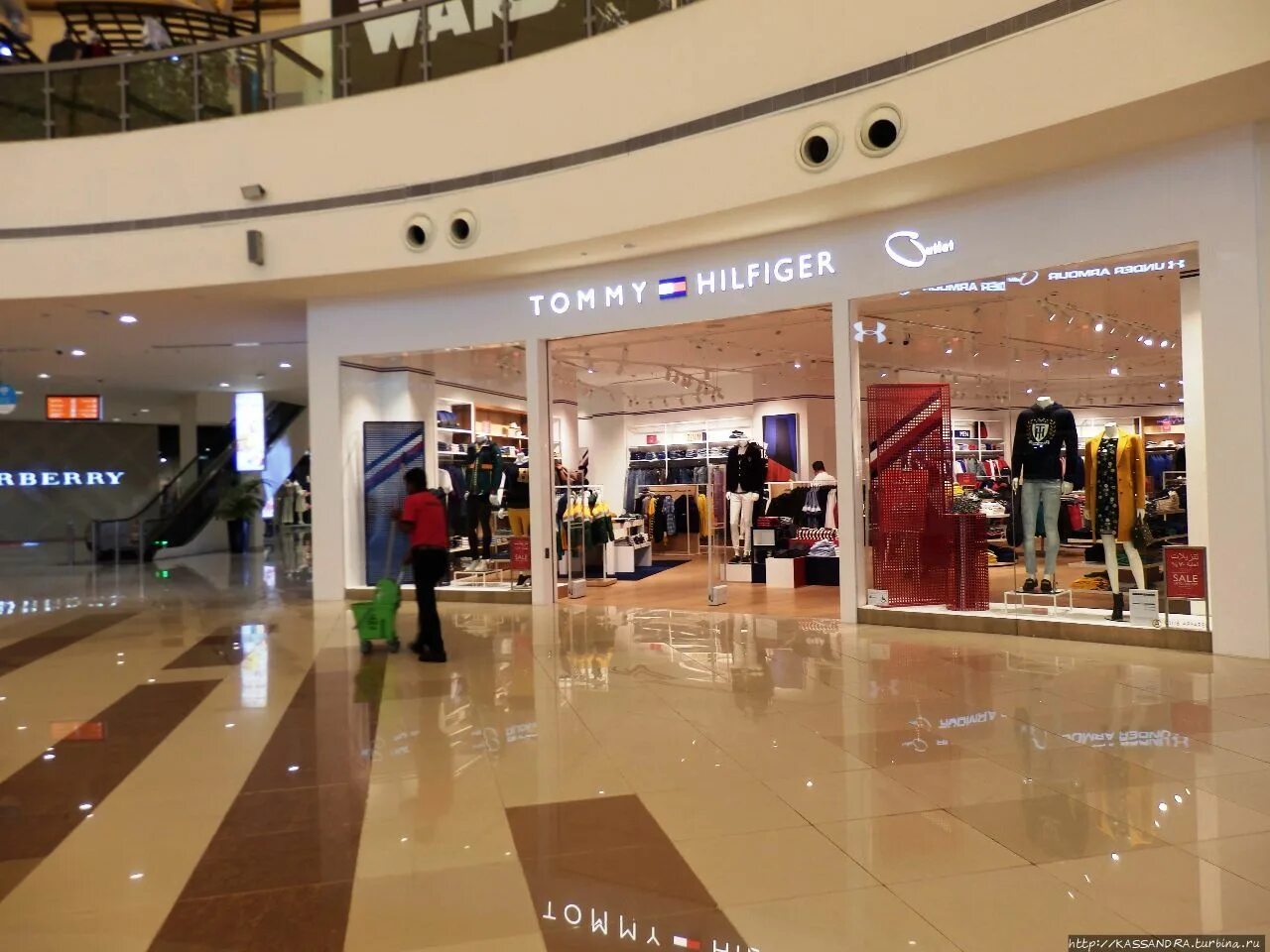 Аутлет молл дубай фото. Dubai outlet village 2022. Outlet mall дубай. Аутлеты дубай молл. Аутлет дубай виладж фото.