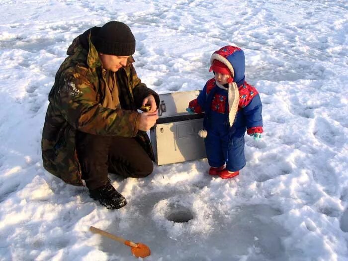 Картины якутских художников. Дети на зимней рыбалке. Дети на льду. Зимняя рыбалка для детей. Дети на зимней рыбалке.