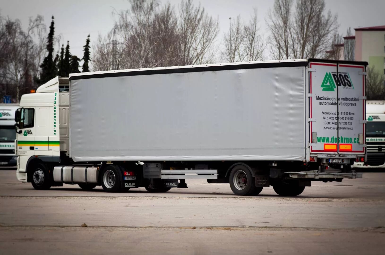 Реклама на прицепе. Enclosed car shipping. Полуприцеп lamberet. Рекламный прицеп. Трейлер фура.