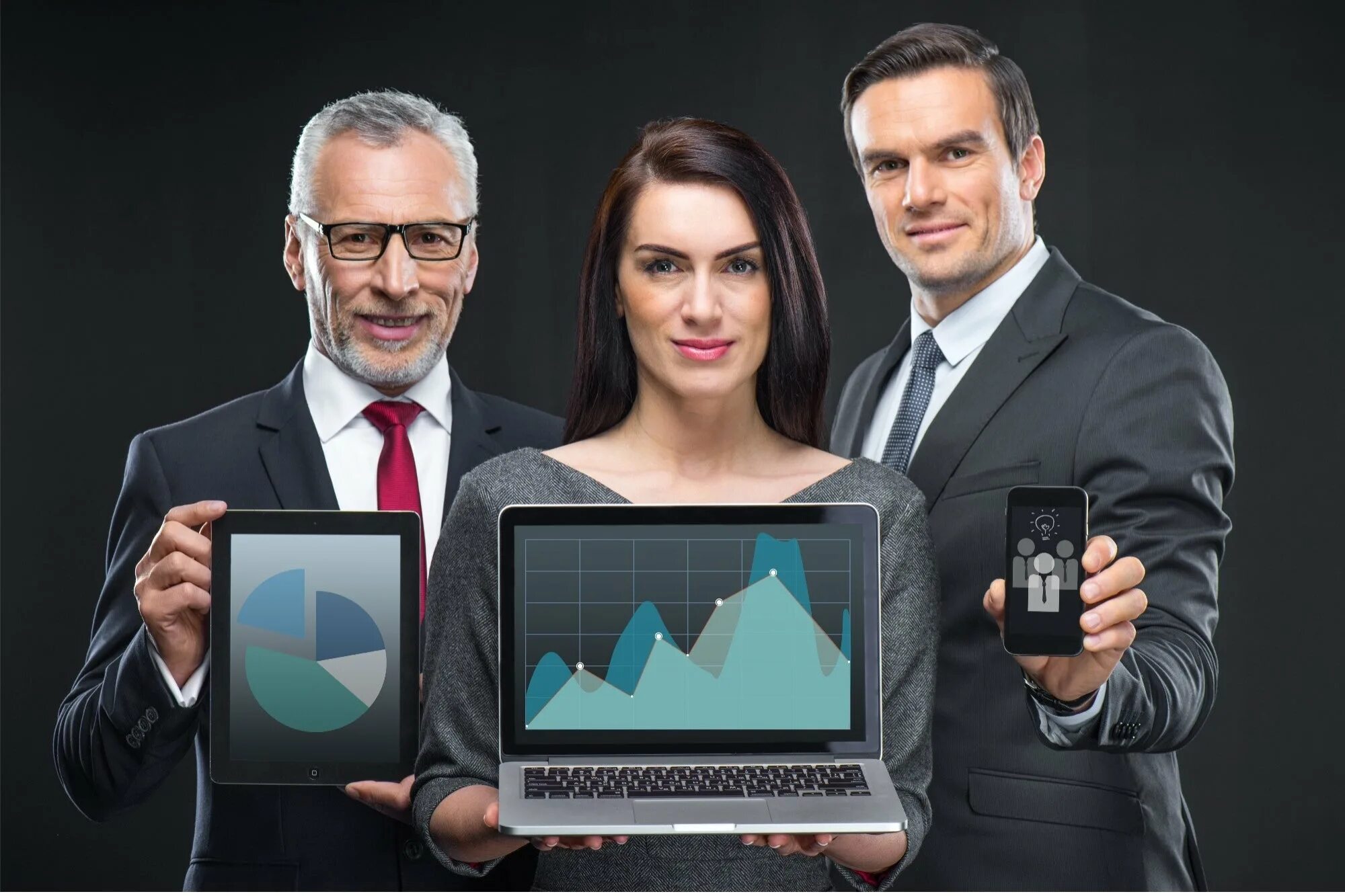 Не вижу не слышу. 3 бизнесмена. Friends man in suit. Трое бизнесменов. Три человека стоят.