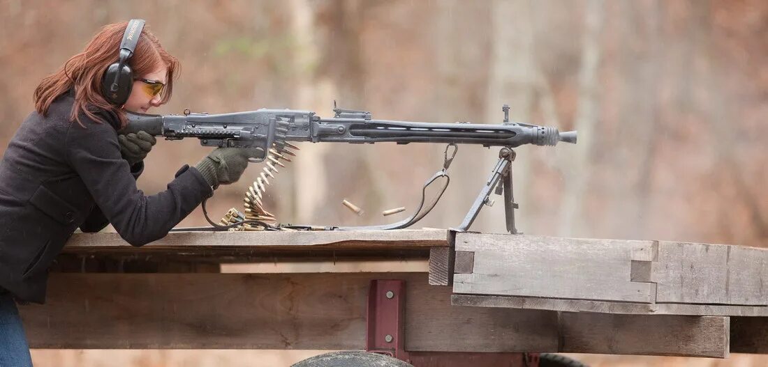 Человек стреляет из автомата. Калаш стреляет. Мощное оружие украины. Ак 47 стрельба. Пулеметчик стреляет.