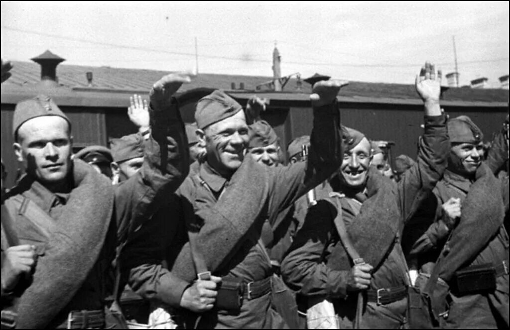 Немецкие военнопленные в германии 1945. Призывники 1941. Призывной пункт москва 1941. Пленные немцы в берлине в 1945. Призывники 1941.