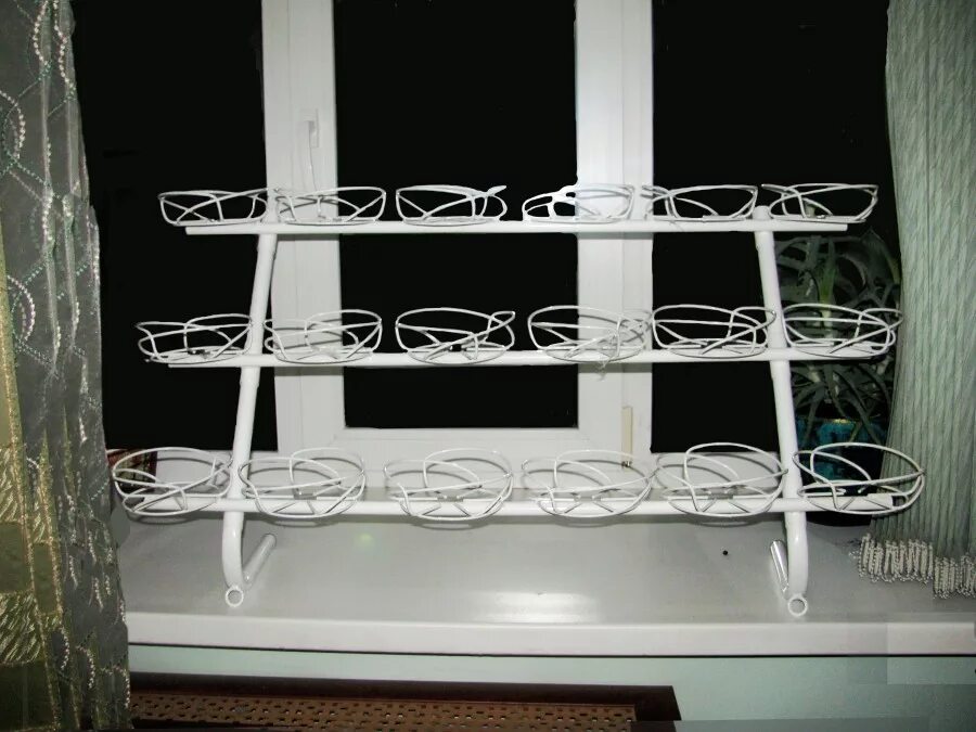 деревянный каркас стены. стойки под окна. стойки под окна. полки для цветов на подоконник. стойки под окна.