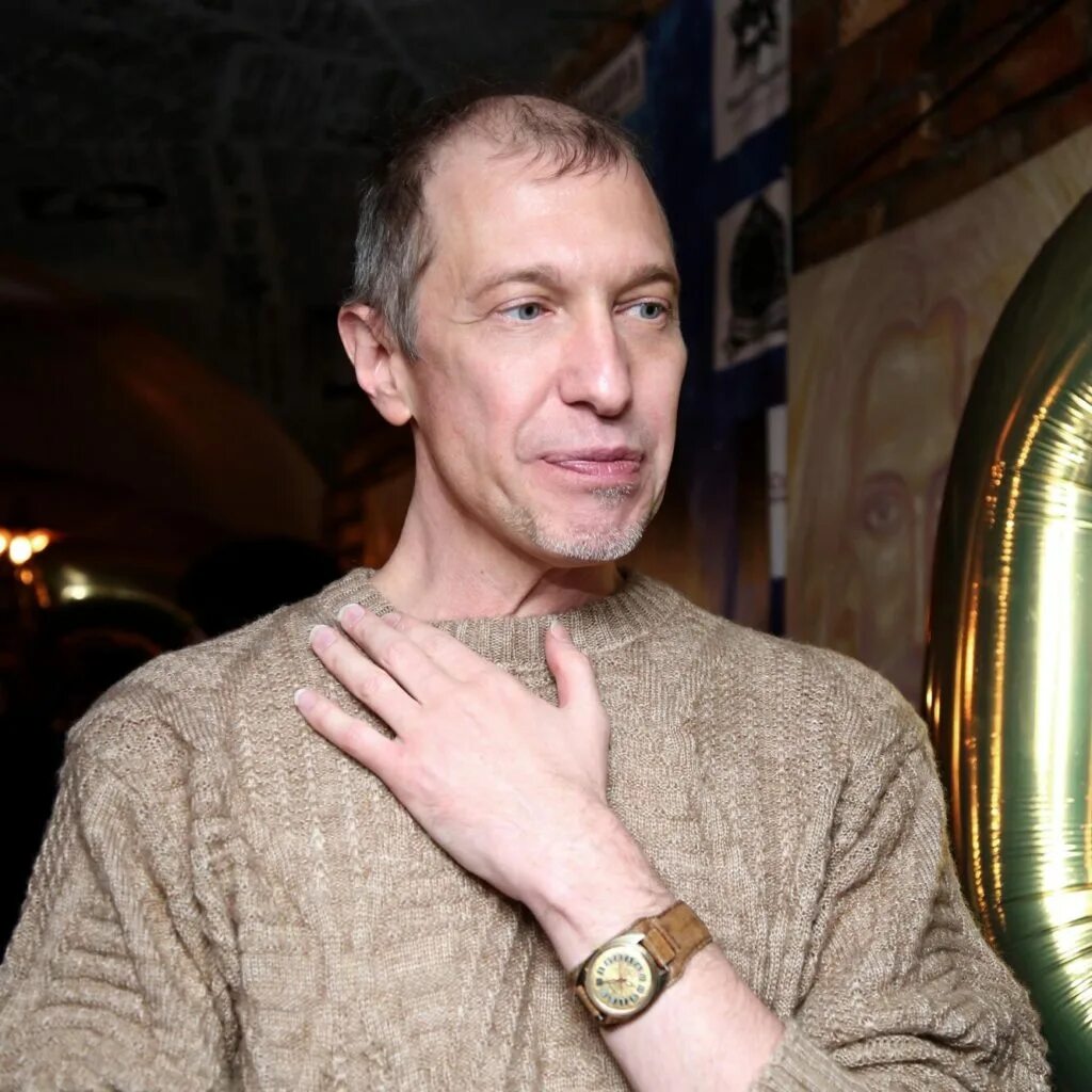 Сергей соседов фото. Сергей соседов. Почему поменяли ведущего соседова. Почему поменяли ведущего соседова. Соседов музыкальный критик.