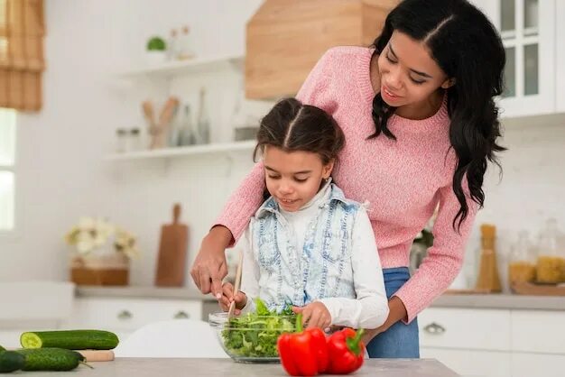 Moms teaching daughter. Мама учит готовить. Мама учит девочку. Мама учит дочь готовить. Мать научила дочь.