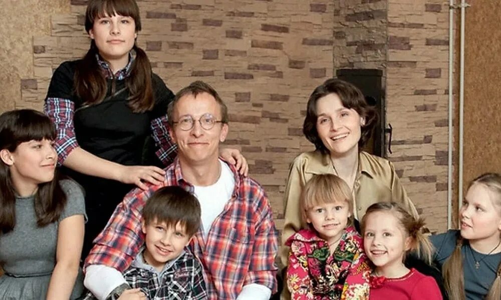 Многодетные знаменитости. Семьи известных актеров. Семьи известных актеров. Семьи известных актеров. Макконахи с семьей.