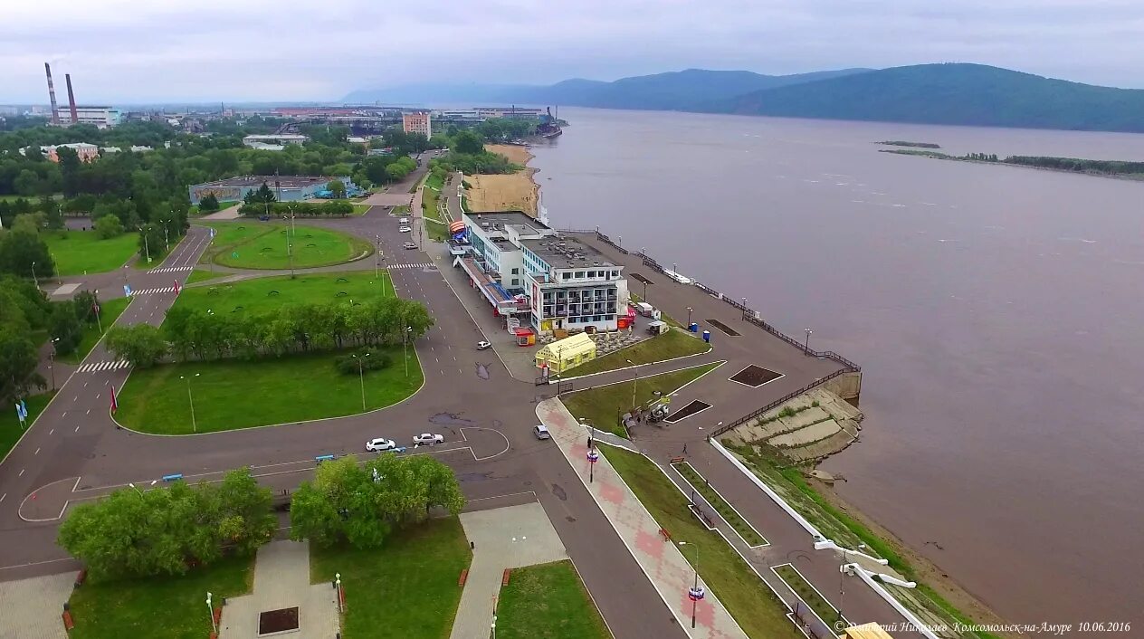 Набережная Комсомольска на Амуре. Комсомольск-на-Амуре Хабаровский край. Комсомольск-на-Амуре вид с набережной. Виды города Комсомольска на Амуре. Цуефа комсомольск на амуре