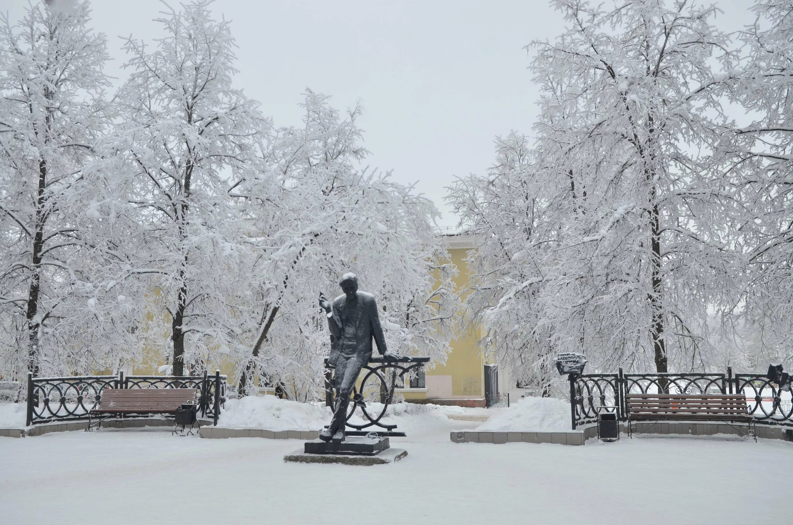 Памятник Решетову в Березниках. Площадь Решетова Березники. Достопримечательности города Березники. Решетов город площадь.