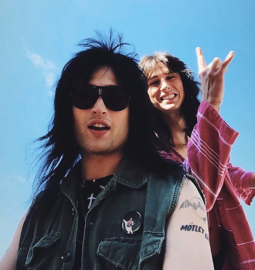 Группа дуглас. Грязь мотли крю. Группа mötley crüe 2019. Dirt. Dirt.