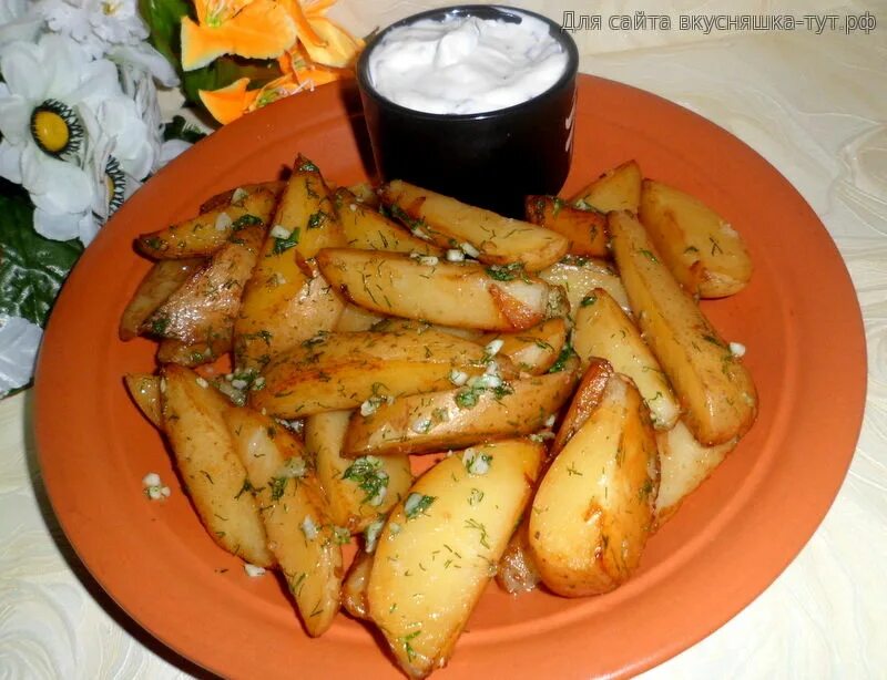 картофель в соусе на сковороде. картошка в сметане на сковороде. картошка с куриным филе на сковороде. картошка в сметане в духовке. картошка с курицей в смета.