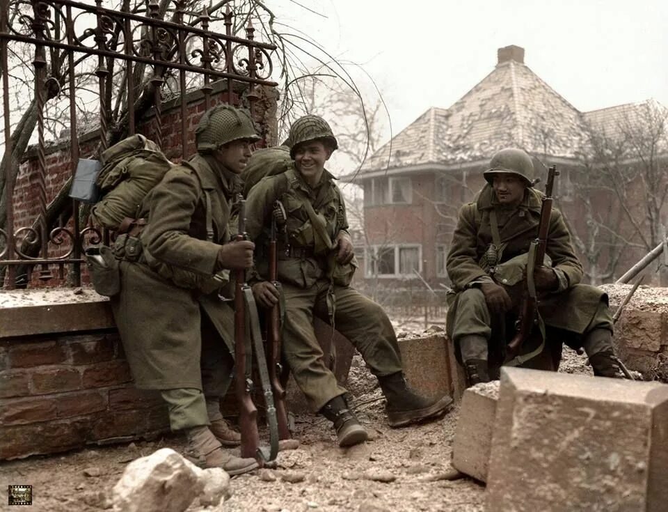 Жизнь на 2 фронта. Битва в Арденнах 1944. Арденнская операция 1944 солдаты США. Арденнская операция 1944 в цвете. Американские солдаты второй мировой войны в цвете.