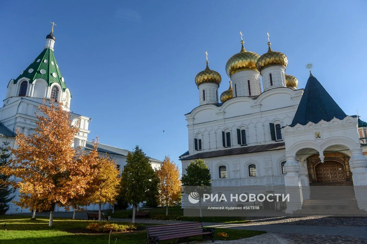 Золото г кострома. Золотое кольцо России Кострома Ипатьевский монастырь.