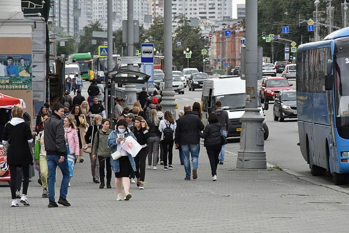 Екатеринбург прохожие. Люди в городе. Екатеринбург люди на улице. Екатеринбург прохожие ЮДИ. Население екатеринбурга 2024 год