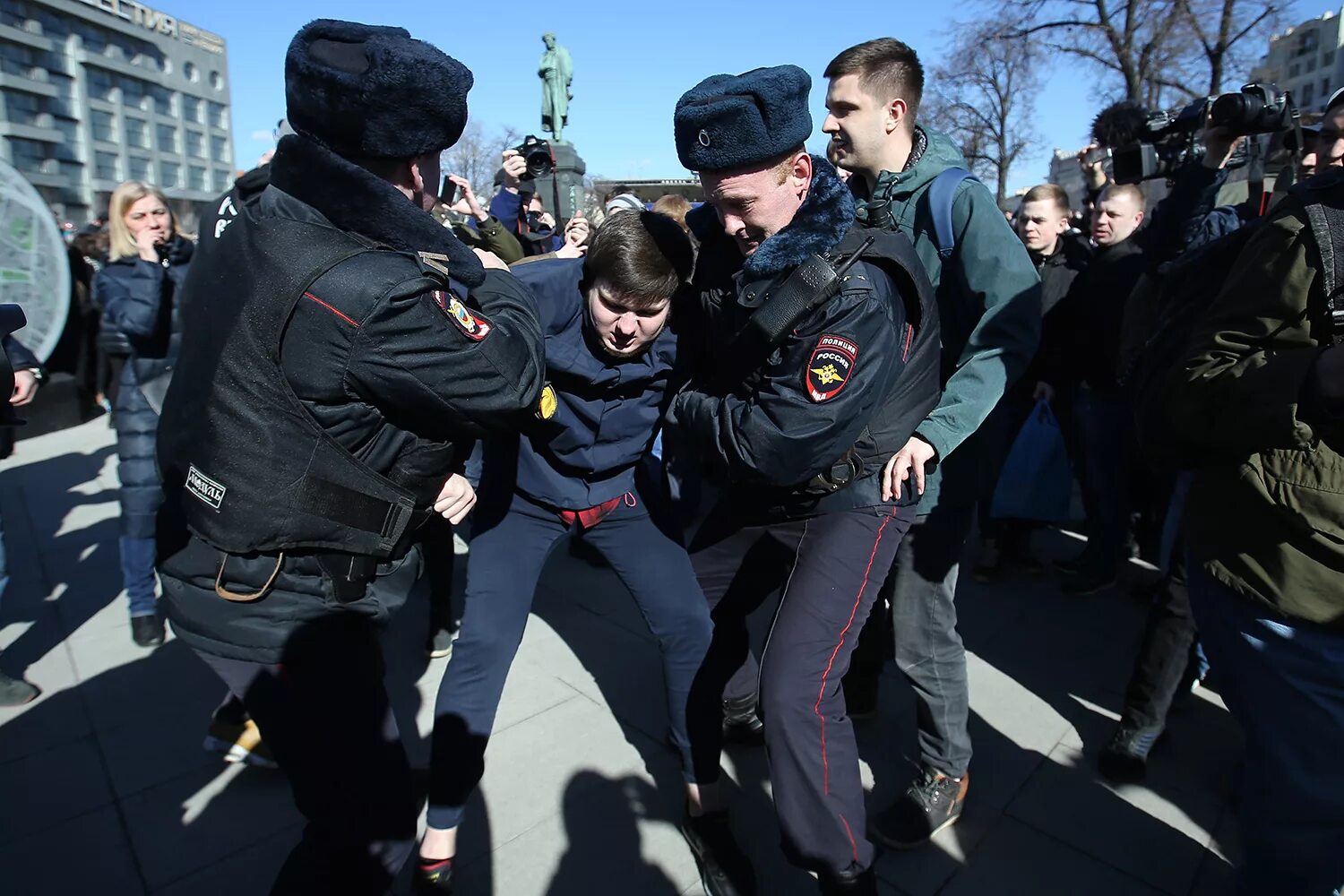 Условия митингов. Полиция России. Полиция в действии. Полицейский России. Полиция России в действии.