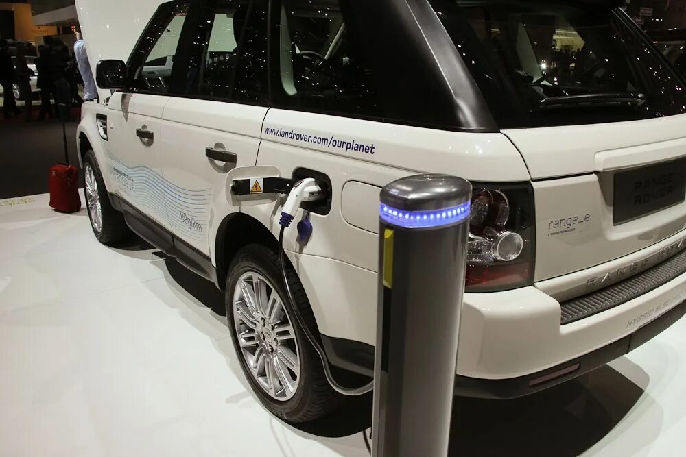 Range rover электрический. Рендж ровер эвок 2025. Электрический рендж ровер. Рендж ровер 2019. Range rover phev.