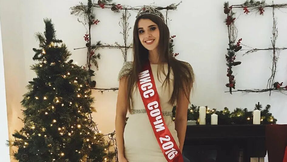 Девушка под елкой. 25 декабря девушка. 25 декабря девушка. 25 декабря девушка. Алёна василевич.