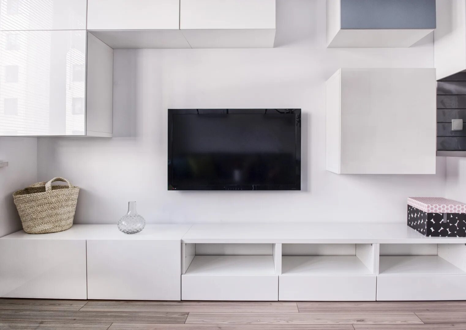 стенка в стиле минимализм. икеа бесто планировщик. современная гостиная мебель. подвесная тумба под тв oled65w9pla. белая тв зона.