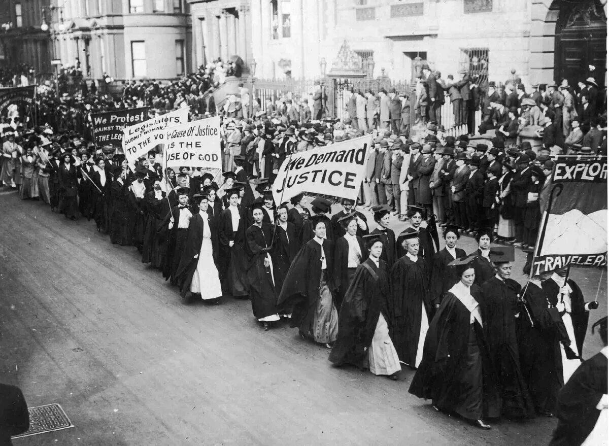 Суфражистки 19 века. Движение суфражисток 19-20 век Англия. Суфражистское движение в Англии 19-20 века.