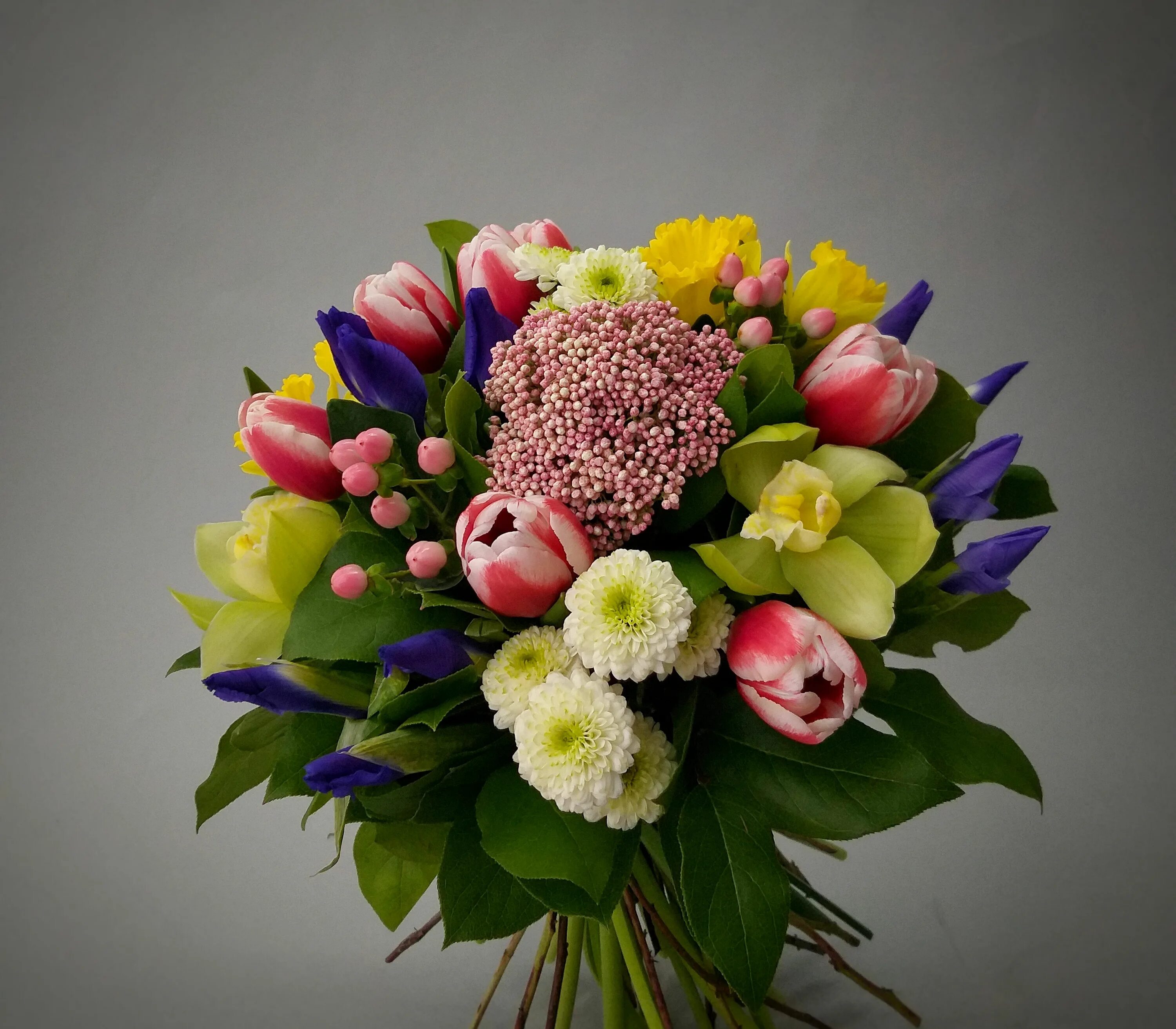 композиция из тюльпанов и хризантем. букет из тюльпанов и хризантем кустовых. букет из тюльпанов и хризантем кустовых. букет из тюльпанов и хризантем. хризантемы в коробке букет.