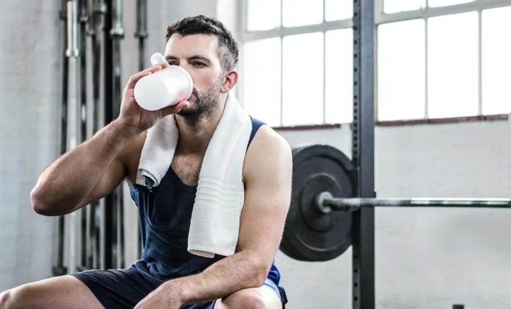 Можно ли пить при тренировках. Спортсмены. Мужчина спортсмен. Спортсмен пьет протеин. Реабилитация спортсменов.