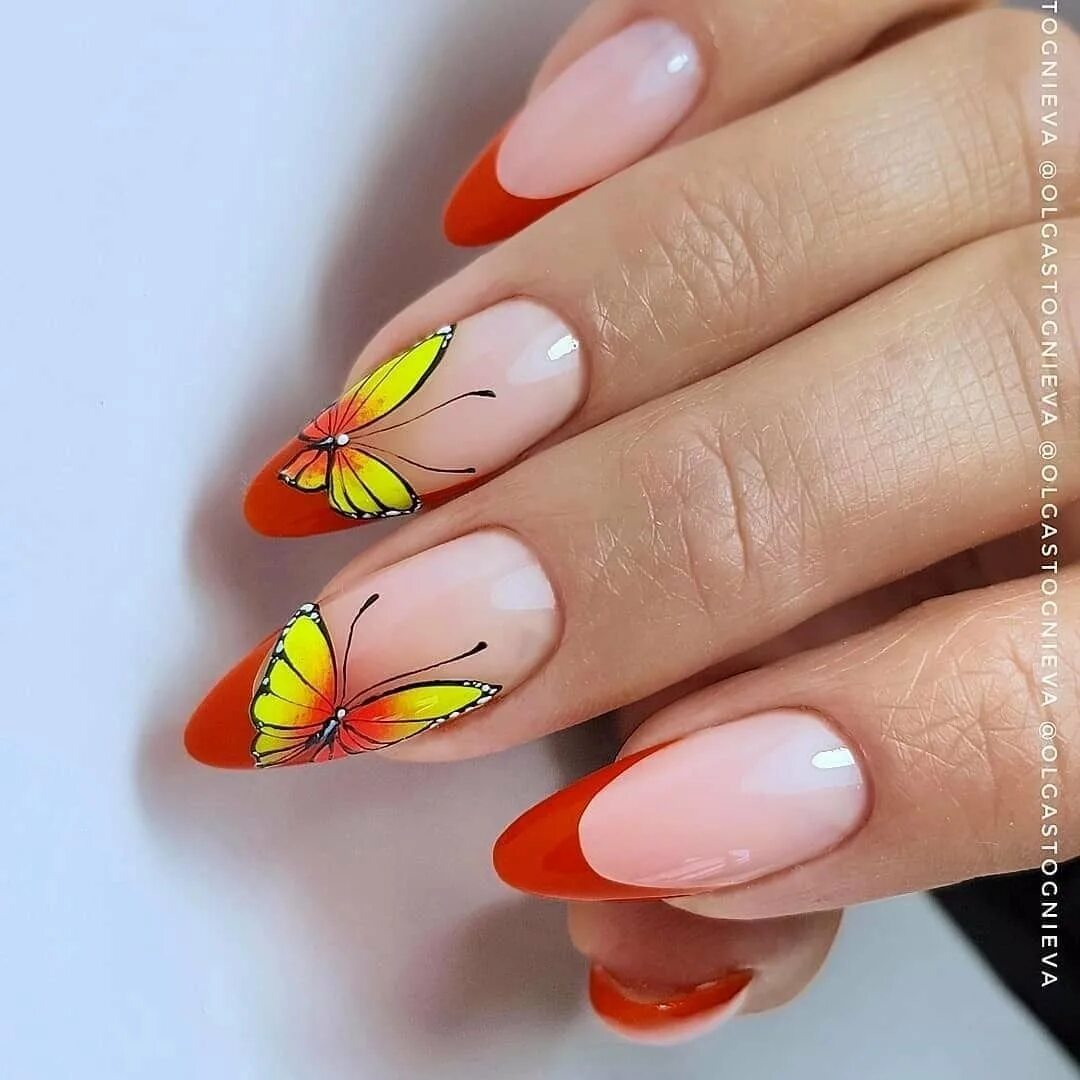 Френч с бабочками. Ногти с бабочками. Оранжевый френч на ногтях. Оранжевый френч на миндалевидных ногтях. Яркий маникюр с бабочками.
