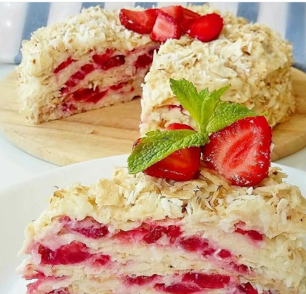 торт медовый наполеон?. пп наполеон. торт медовый мильфей. торт наполеон клубничный. украшение торта наполеон.