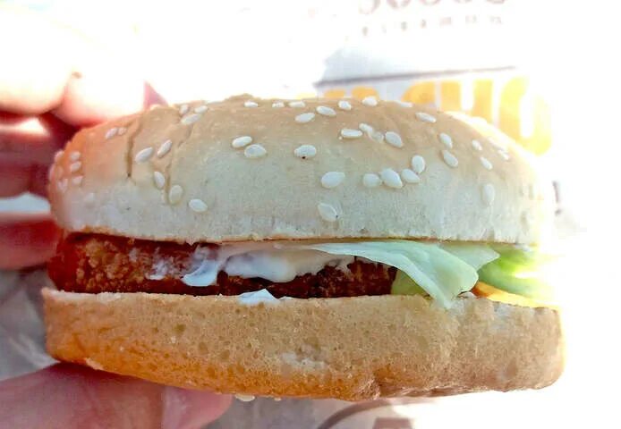 Чикенбургер за 1 рубль макдональдс промокод. Чикенбургер ккал. Чикенбургер де люкс кфс. Чикенбургер калорийность. Чикенбургер калорийность.