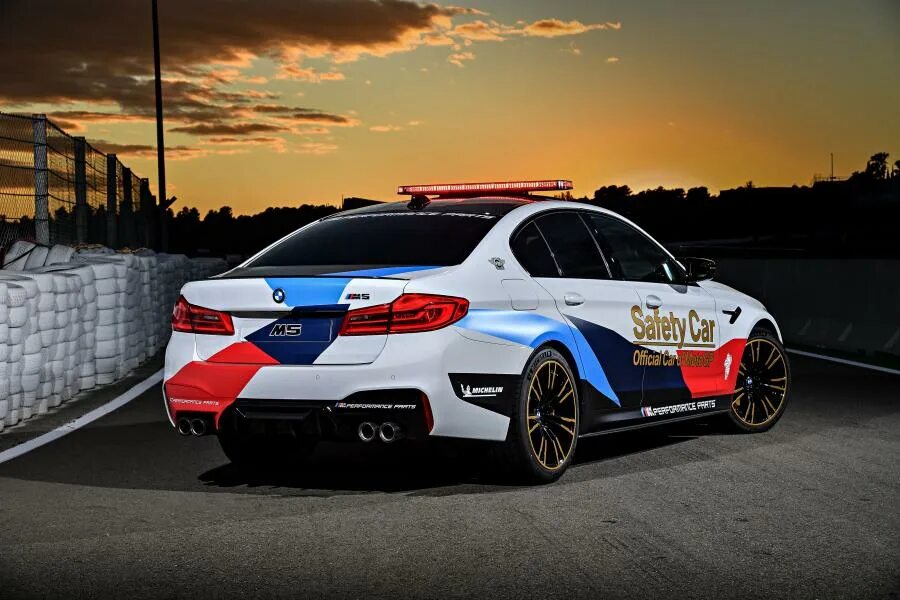 M5 f90 машинка. Bmw f90 safety car. bmw m5 safety car. bmw m5 f90. бмв м5 ф90 гоночная.