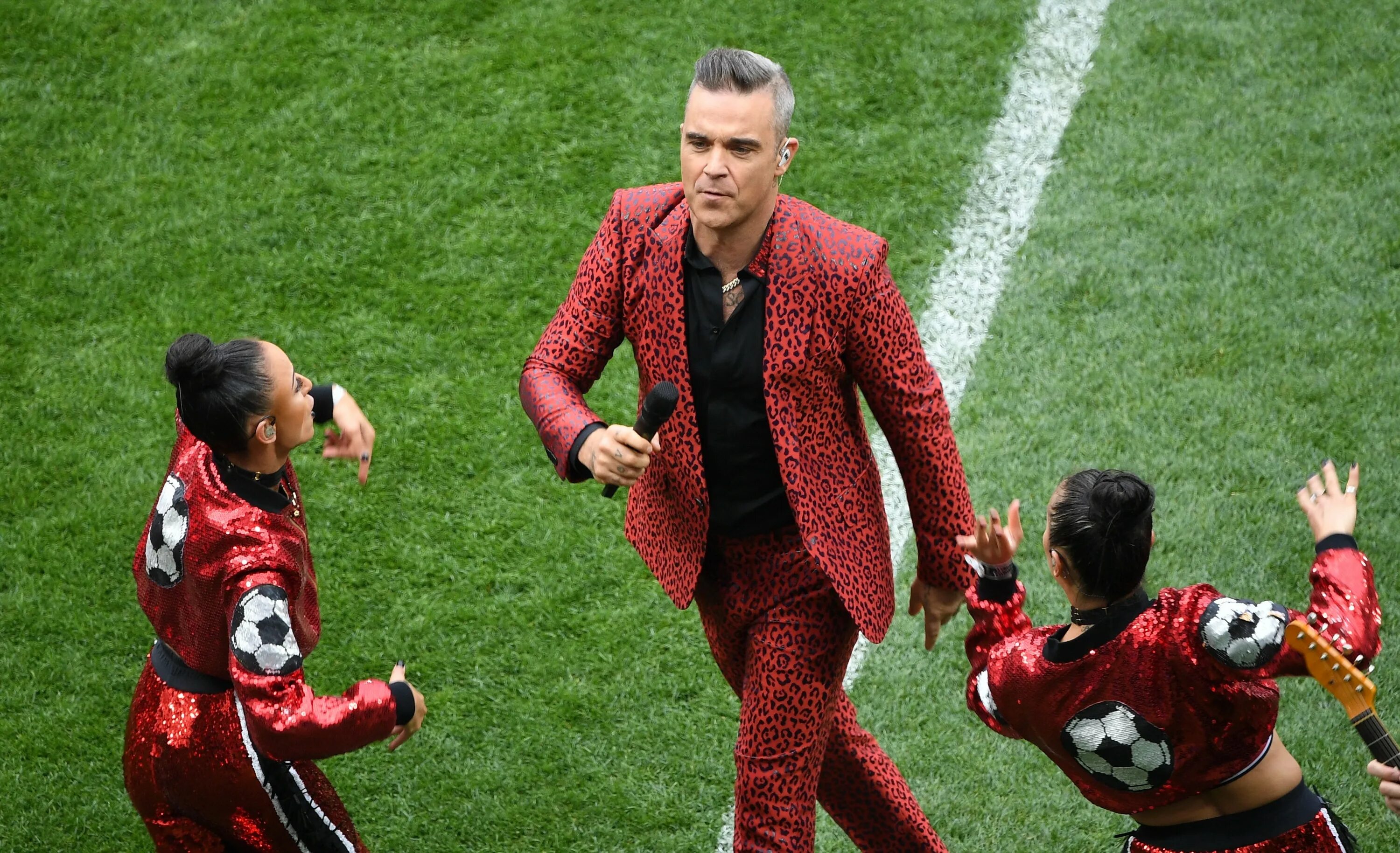 Робби уильямс лайф. Robbie williams чм2018. робби уильямс на открытии чм 2018. робби уильямс фото открытие чемпионата.