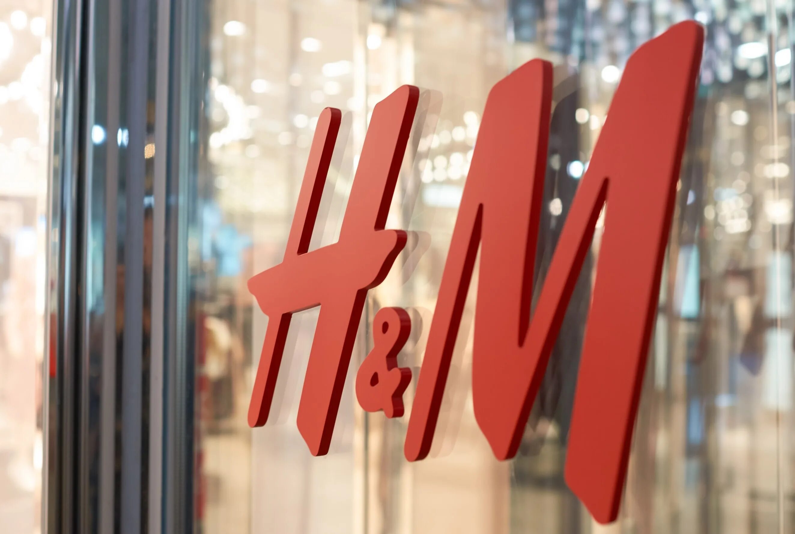 Https m com h. H&M. H M логотип. H M магазин. H M вывеска.