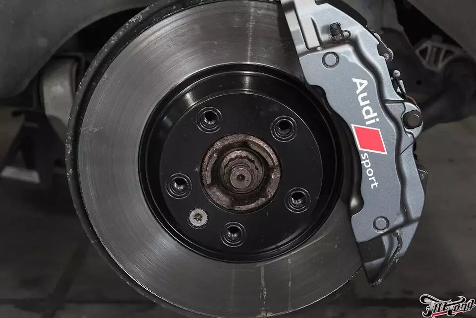 Суппорт audi. Суппорт brembo audi q7. суппорта brembo красные audi q7. красные тормозные суппорта ауди q7. суппорты брембо ауди ку 5 б 8.