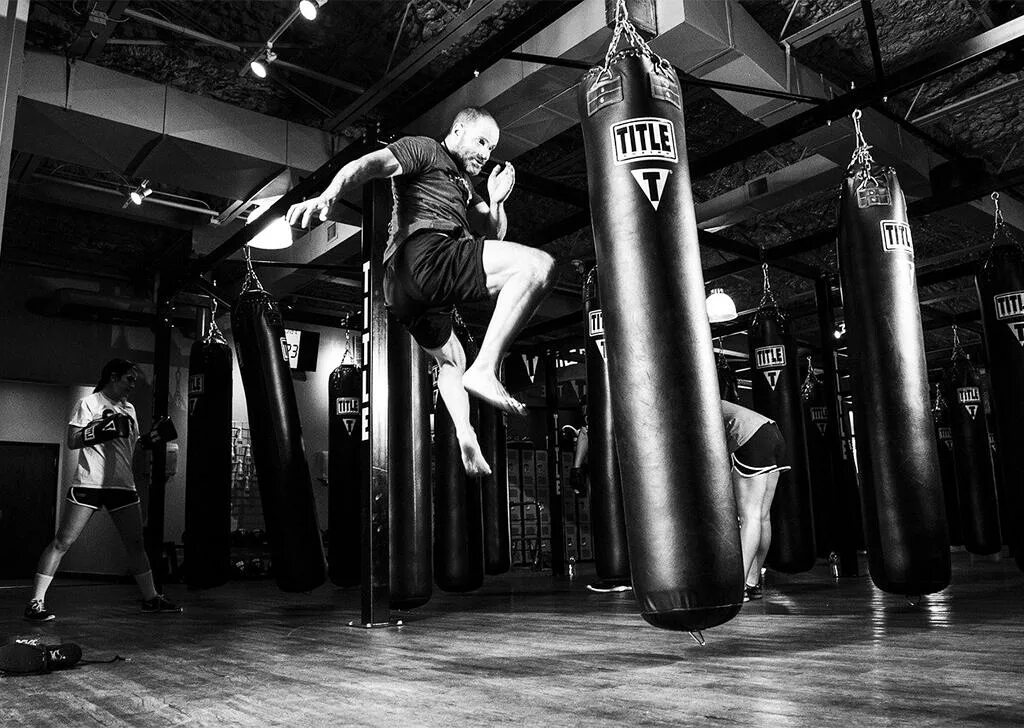 боевые искусства в зале. тай бо фитнес. боевая аэробика тай бо. фитнес боевые искусства. ксения морозова кикбоксинг.