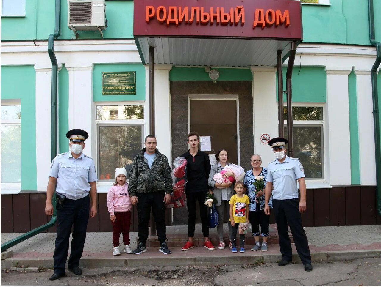 Роддом города орла. Сотрудники ДПС сопроводили в роддом Волгоградская область. Роддом в Новосили Орл обл. Новости Орел за неделю.