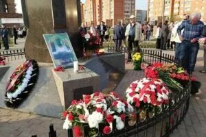 Мэр одессы новости. Парк победы памятник ликвидаторам чернобыльской. Вдовы чернобыльцев. Похороны жертв чернобыля. Вдовы чаэс.