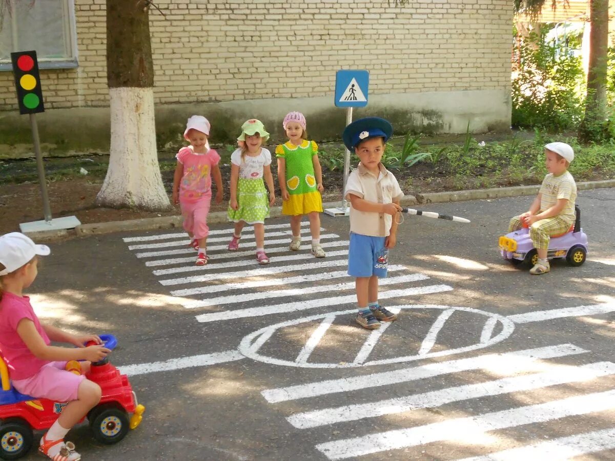 Детское движение в детском саду. Дорожное движение в детском саду. дорожное движение в детском саду на улице. пешеходный переход в детском саду. дети в детском саду на улице.