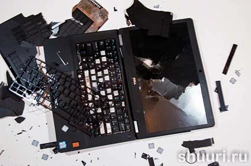 Сломанный ноутбук. Разбитый ноутбук. Сломанный на запчасти ноутбука. Куча сломанных ноутбуков.