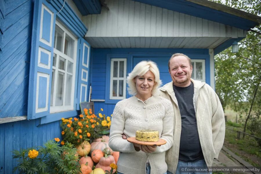 Миллионер который живет в деревне. Миллионер уехавший в деревню. Миллиардер который уехал жить в деревню. Миллионер который уехал в деревню с семьей.