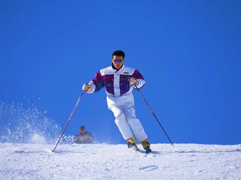 Увлекаюсь горными лыжами. Горнолыжный спорт. Парень на лыжах. Лыжник. Мужчина на горных лыжах.