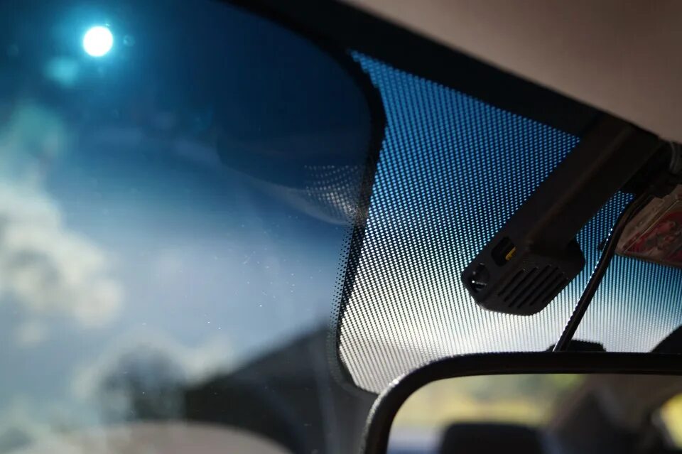 Лобовое солярис купить. Датчик запотевания лобового стекла Hyundai Elantra. Лобовое стекло Солярис 2012 датчик дождя. Hyundai Solaris 2014 лобовое стекло под датчик дождя. Датчик дождя на лобовом стекле Kia Ceed 2.