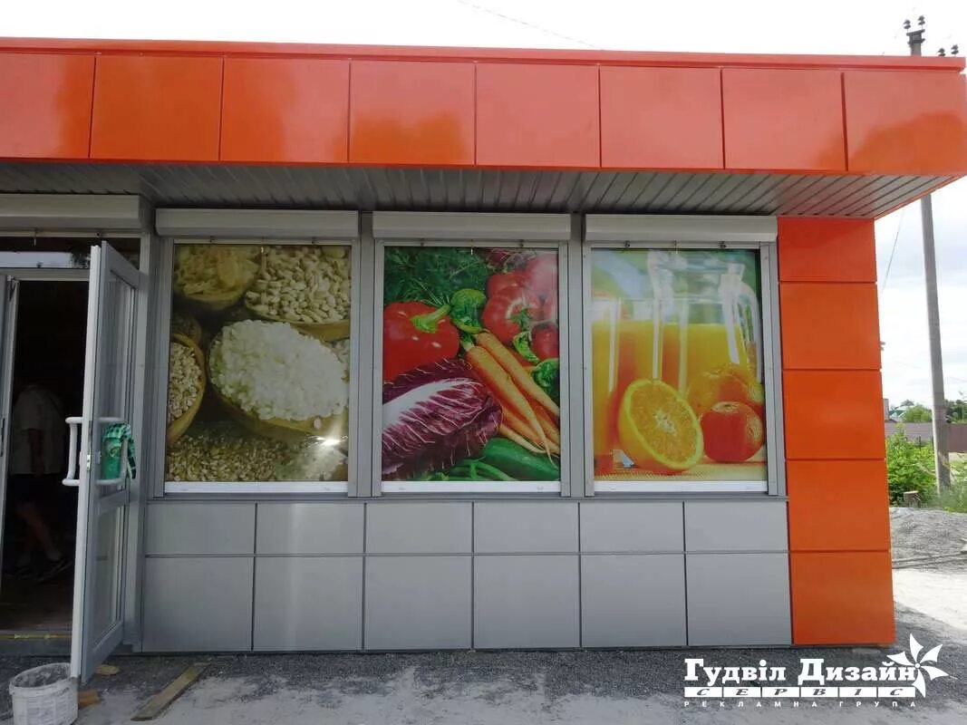 Продуктовый магазин снаружи витрина. Красивые витрины магазинов. Рекламные наклейки на окна магазина. Реклама на окнах магазина. Реклама на окнах магазина.