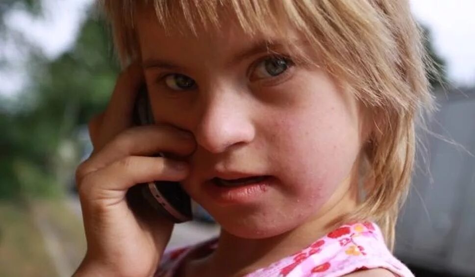 Малыш с аутизмом и синдромом дауна. Аутизм и даунизм. Дети с олигофренией. Дети с синдромом дауна. Радостные дети.