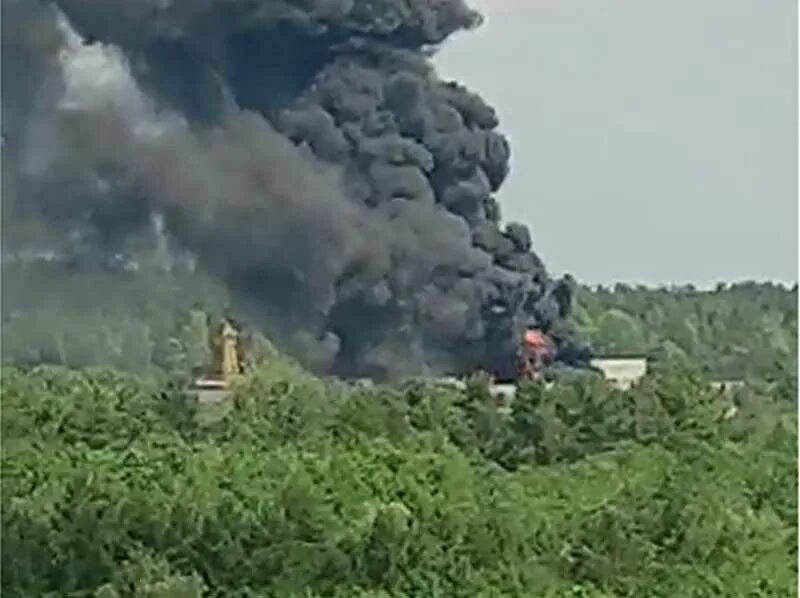 Пожар в володарском районе брянска. Огромный пожар. пожар в брянске. дым от пожара.