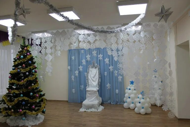 Как украсить зал к новому году. Украшение зала на новый год. украшение на новый год в детском саду. украшение зала на новый год в доу. украшение фойе к новому году в детском саду.