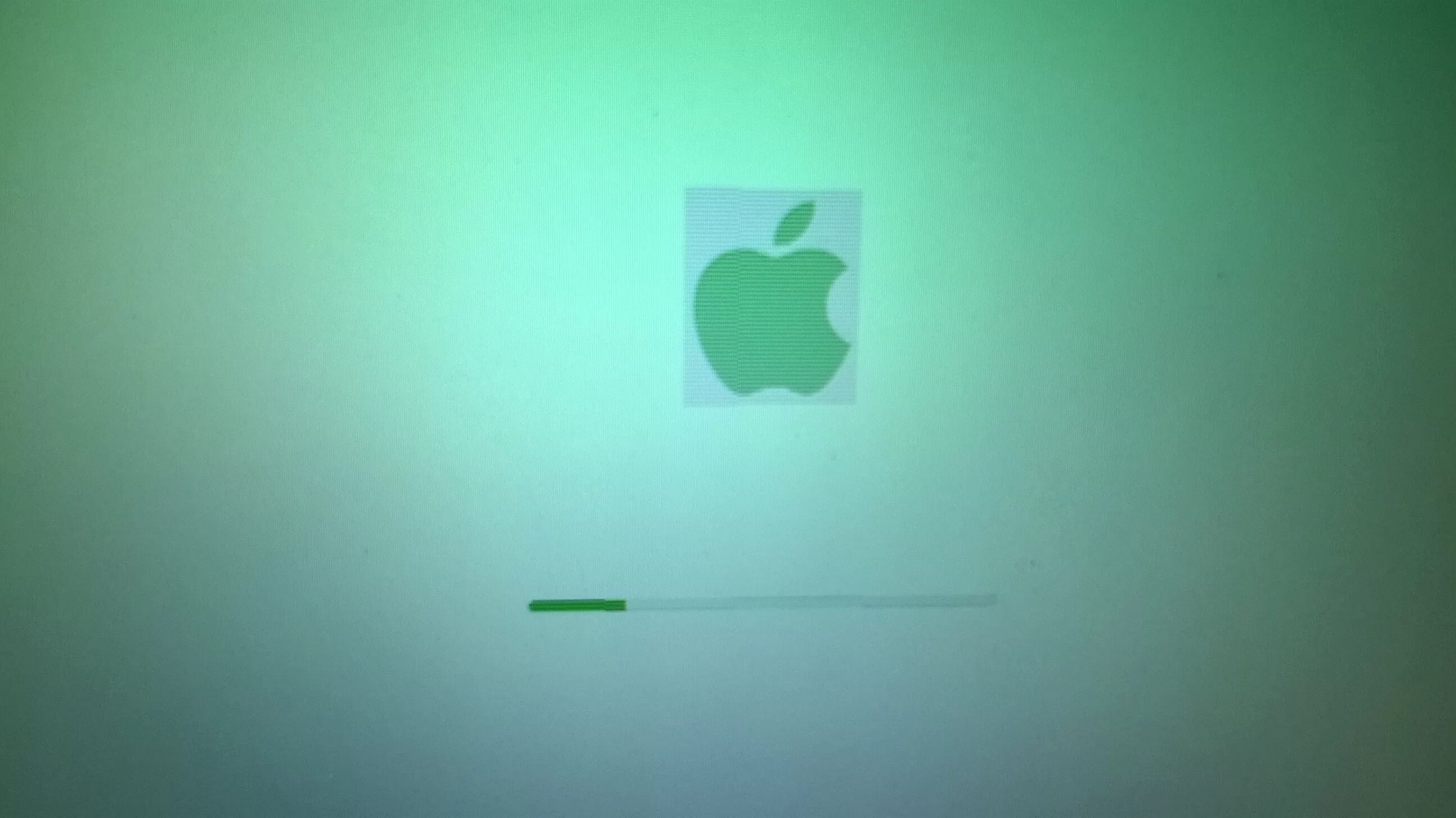 Зеленый экран при включении. MACBOOK зеленый экран. Загрузка макбук. Зелёный оттенок на мониторе. Макбук с зелёным экраном.