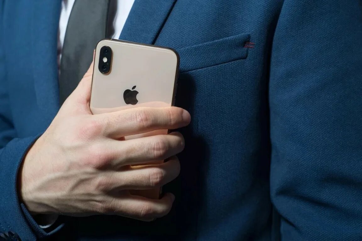 Перечеркнутый айфон. Apple официальный сайт в россии. Где запрещены айфоны. Пронос сотовых телефонов запрещено. Apple продает в россии.