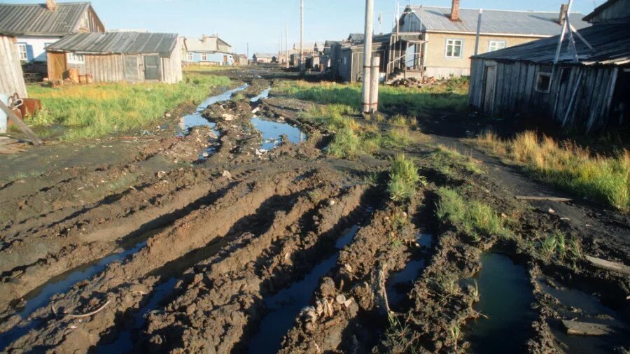 Деревня разруха российская разруха. Бедные деревни россии. Русская деревня грязь. Грязная деревня. Типичная российская деревня.